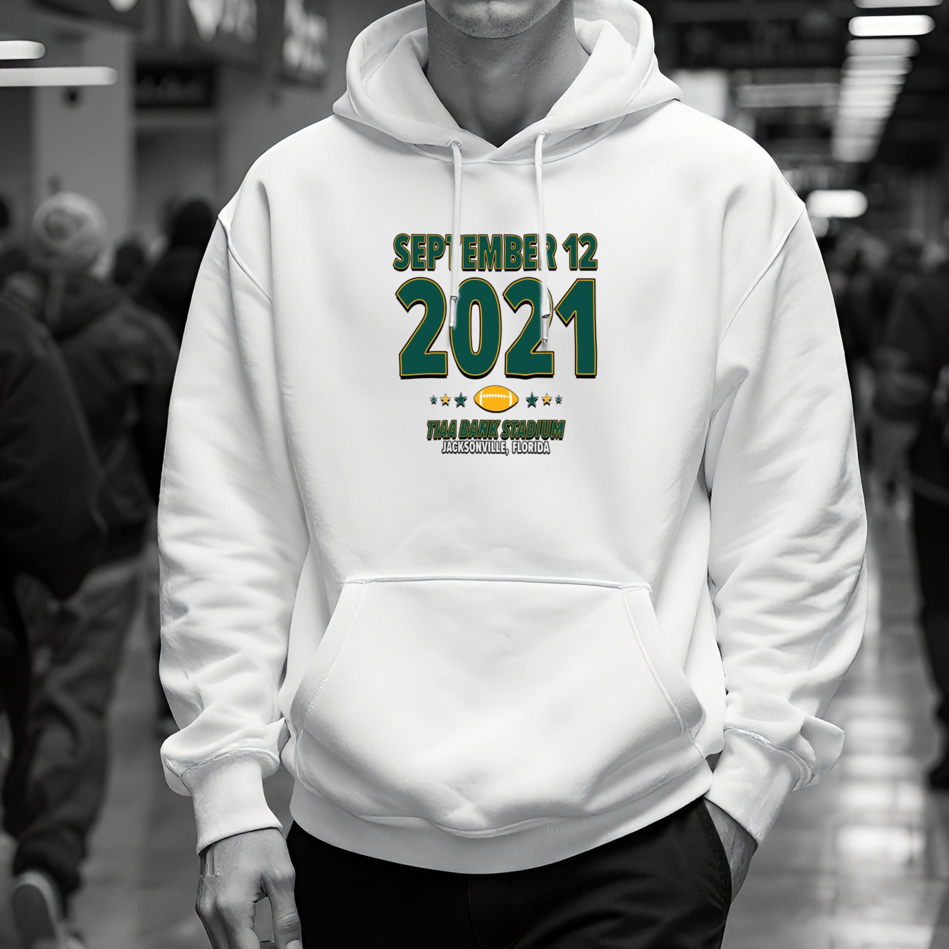 IO|football-2021-09-12-green-bay|hoodie-bw|Lifestyle