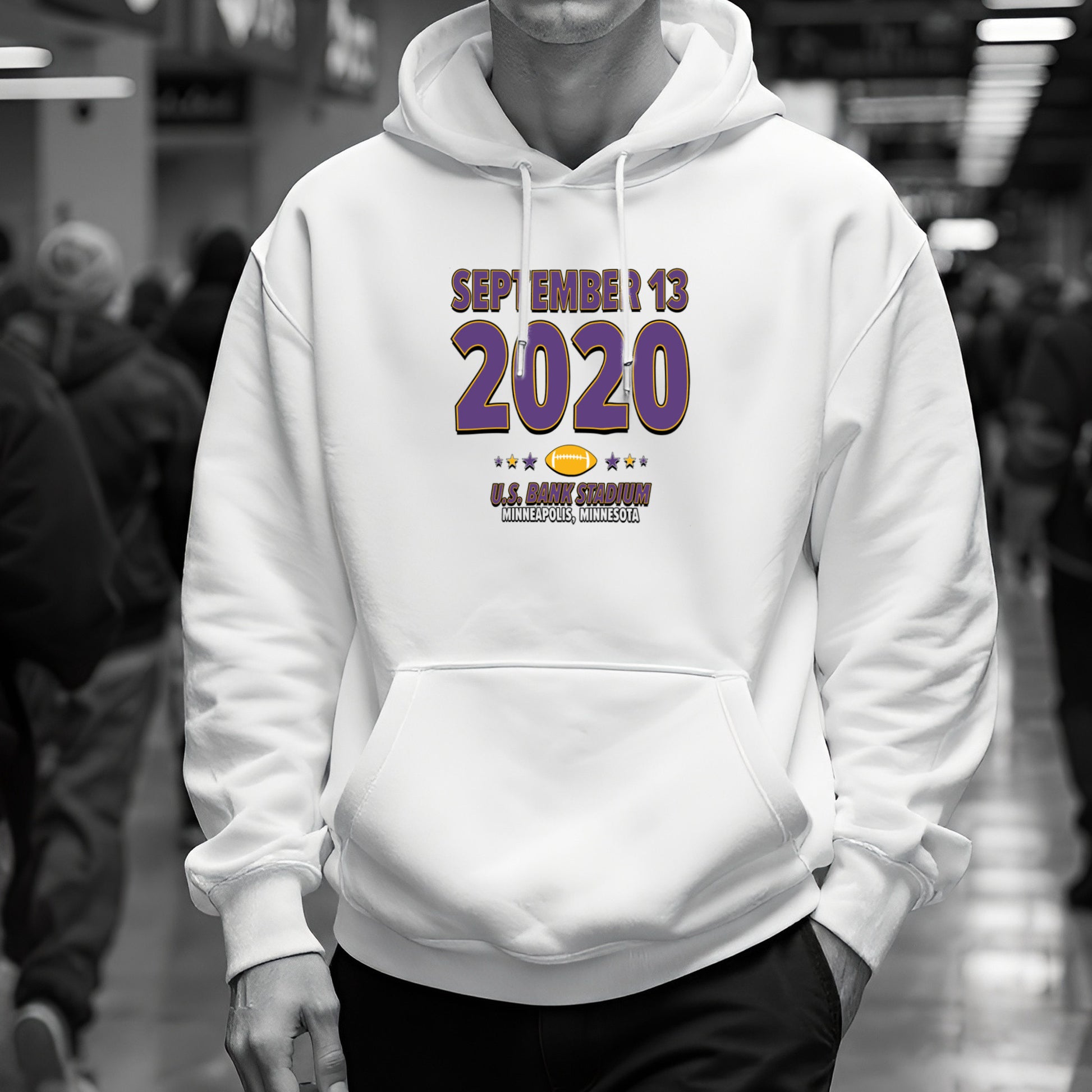 IO|football-2020-09-13-minnesota|hoodie-bw|Lifestyle